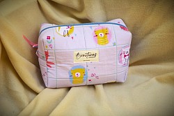 Panteritas Neceser gatitos cierre azul celeste fondo rosa suave. Suave y delicado como Panteritas, que aprendió a confiar. Este neceser es un tributo a la ternura.